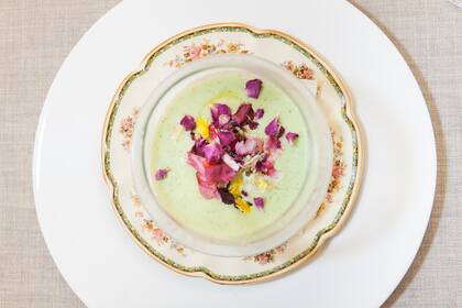 Crema fría de pepinos con humus de queso azul, bien puede ser uno de los nueve pasos del menú de La Pampeana.