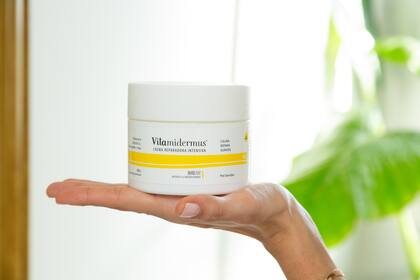 Crema reparadora intensiva con manteca de karité, especial para los días que sentimos la piel más sensible.