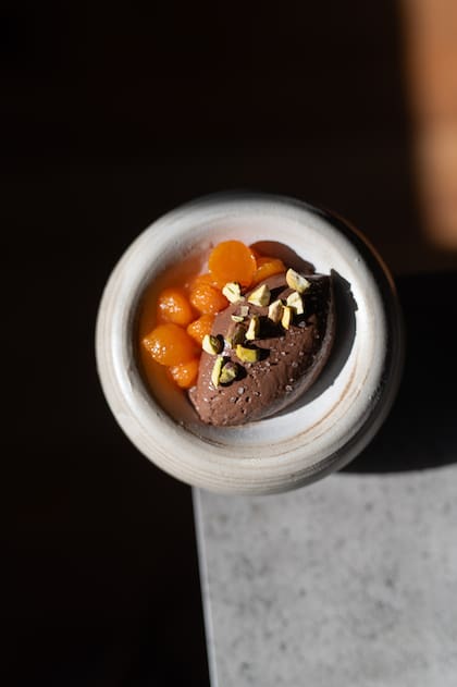 Cremoso de chocolate con cristales de sal, pistacho y trocitos de zapallo en almíbar