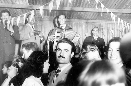 Creó "La bandita de Hugo Domingo" y fue la banda sonora de muchas parejas que se conocieron en los bailes que animaban