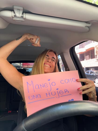 “Acho que quando uma mulher começa a dirigir, a relação consigo mesma também muda, surge uma segurança diferente, uma confiança diferente, uma forma diferente de habitar o mundo”, diz Luly.