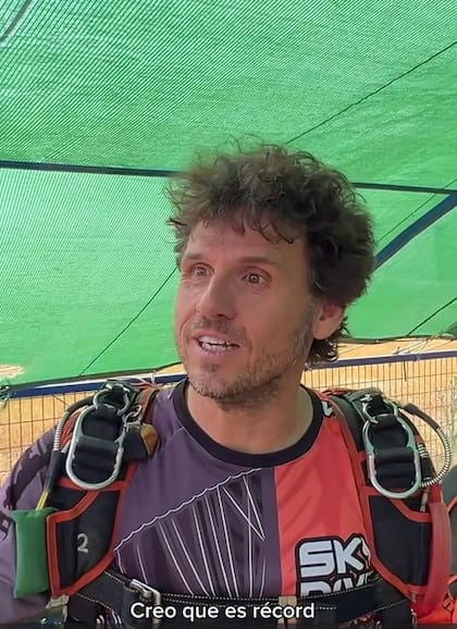 "Creo que es récord", dijo sorprendido el instructor de alto en paracaídas (Foto: Captura TikTok @albeertobrown)