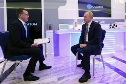 "Creo que la posición del actual gobierno es extremadamente dañina y errónea", dijo Putin en referencia a la guerra de Rusia en Ucrania(Alexander Kazakov, Sputnik, Kremlin Pool Photo via AP)