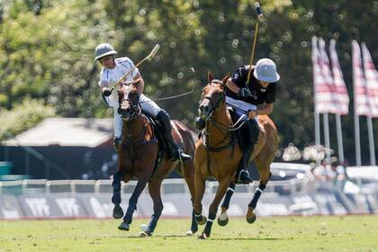 “Creo que tuvimos una temporada muy buena. El objetivo era clasificarse. Vamos a volver a pelear el año que viene para volver a entrar", apuntó Gonzalo Ferrari (izquierda), deLa Dolfina II, que pega ante Jerónimo del Carril.