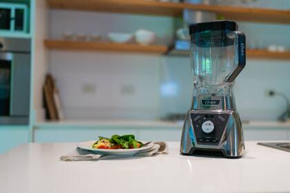 Crepes de espinaca con pollo, tomate, rúcula y queso parmesano.