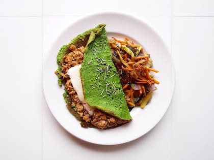 Crepes de harina de arvejas y kale rellenos con soja texturizada