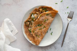 Crepes de trigo sarraceno rellenos de queso y champiñones