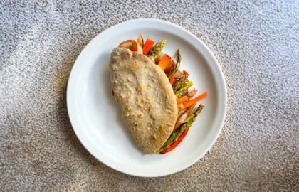 Crepes rellenos de vegetales y hummus