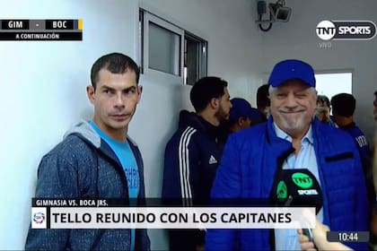 Crespi guiña el ojo a la salida del vestuario del árbitro.