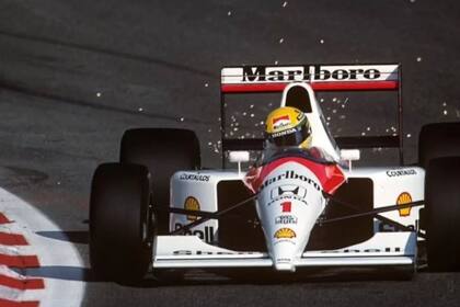 Crespi manejando el McLaren como doble de riesgo en la serie Senna