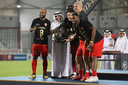 Crespo, con jugadores de Al-Duhail en la ceremonia de premiación en el estadio Khalifa