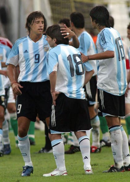 Crespo y Lucho González tratan de consolar a Messi, que ya vio la tarjeta roja; Markus Merk, después de 15 años, reconoció que se equivocó
