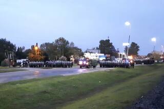 Cresta Roja: Gendarmería desaloja un acampe en la planta de Tristán Suárez