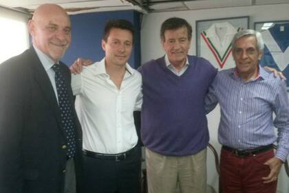 Crhistian Bassedas junto a Raúl Gámez y parte de la CD