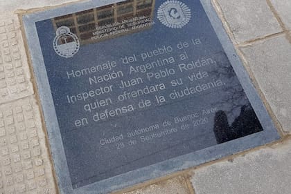 Crimen del policía: emotivo homenaje a Juan Pablo Roldán, a un mes del ataque a metros del Malba