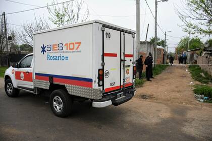 Crimen en zona norte de Rosario: irrumpen al grito de "policía" y matan a tiros a un joven de 23 años.