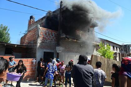 Vecinos del barrio Los Pumitas destruyen las casas de los narcos tras el asesinato del niño Máximo Gerez, el lunes