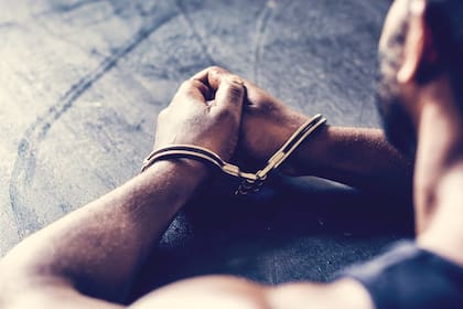 Crímenes graves como asesinato, violación o tráfico de sustancias ilegales pueden derivar directamente en la revocación del estatus migratorio