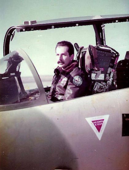 Crippa a bordo del Aermacchi 339 con el que se enfrentó a la flota británica