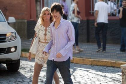 Cris escoltada por su nieto mayor, Franco. Fiel a su look juvenil, la famosa abuela llevó un vestido corto de China, by Antolin, y zapatillas All Star