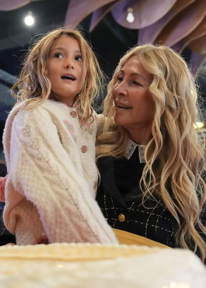 Cris Morena festeja su cumpleaños con su nieta Mila en su escuela musical Otro Mundo.