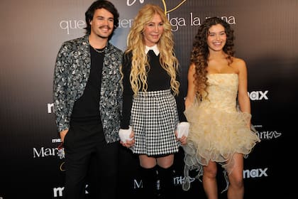 Cris Morena junto a los dos protagonistas de Margarita, Mora Bianchi y Toti Spangenberg
