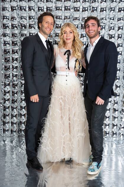 Cris Morena recibió el Martín Fierro por 30 años de trayectoria acompañada por su hijo, Tomás Yankelevich, y su nieto, Valentín Giordano. La productora llevó un vestido con plumas y transparencias de Verónica de la Canal. Sobre el escenario, dijo: “Gracias, Gustavo Yankelevich, por la vida juntos, por nuestros hijos maravillosos y por el camino que abrimos. Gracias, Romina, mi alma, mi musa inspiradora por siempre".