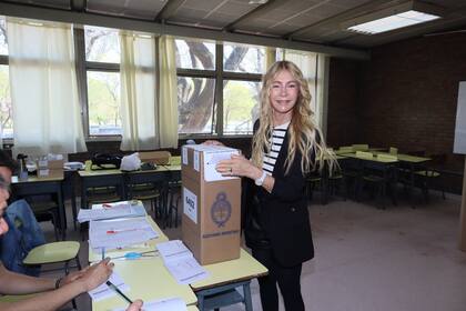 Cris Morena y el instante en que depositó su voto en la urna