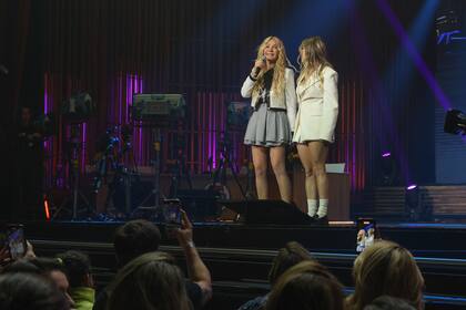 Cris Morena y Nati Jota al comienzo del espectáculo; la influencer fue la gran impulsora del homenaje desde Olga, que ya organizó shows para celebrar a Luis Alberto Spinetta, Los Redondos y Gustavo Cerati