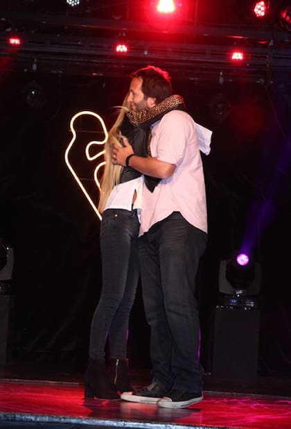 Cris Morena y su hijo, Tomás Yankelevich, se abrazan en el escenario