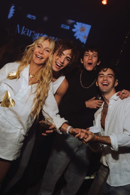 Cris posa divertida con algunos de los chicos de la serie: Mateo Balmonte
(que interpreta a Rey, el otro enamorado de Margarita), Josela Barbeito
y Martiniano Rodríguez.