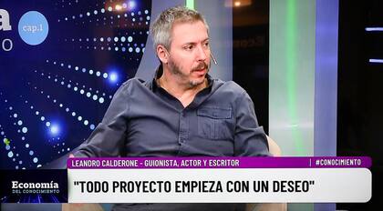"Cris tiene una idea muy clara de lo que quiere, un mundo, universo, y yo tengo que interpretar eso y bajarlo a ideas concretas, a historias, personajes”, detalló el guionista Leandro Calderone.