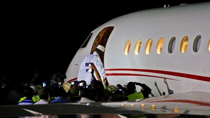Crisis en Gambia: el presidente que estuvo 22 años en el poder abandonó el país y se robó US$500 millones