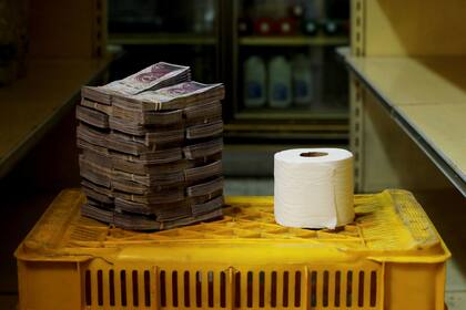 Un rollo de papel higiénico: 2.600.000 de bolívares (US$ 0,40)