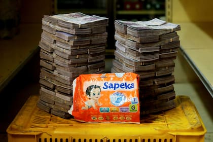Un paquete de pañales: 8.000.000 de bolívares (US$ 1,22)