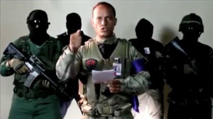 Crisis en Venezuela: policías rebeldes dispararon contra la Corte Suprema en un helicóptero robado, periodistas protestan contra la censura, saqueos en los supermercados