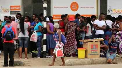 Crisis en Zimbabwe: los ciudadanos, desesperado ante los bancos para sacar dinero