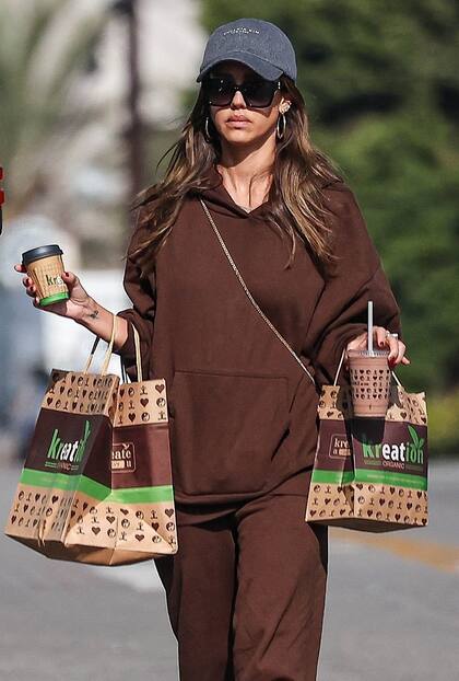 ¿Crisis matrimonial? La postal casual de Jessica Alba en las calles de Los Angeles con un café en la mano y varias bolsas del local de comida orgánica podría ser una imagen más de la superestrella si no fuera porque su anillo de bodas brilla por su ausencia. La actriz está casada con el productor Cash Warren desde 2008