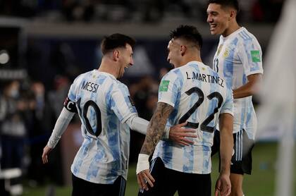 Crisitian Romero se ríe, entre la alegría de Messi y Lautaro: el defensor llegó hace poco y se convirtió en un imprescindible (Juan Roncoroni/Pool via AP)