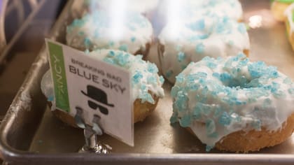 Cristal azul: El merchandising relacionado especialmente con Breaking Bad, lejos de circunscribirse al mundo televisivo, actúa como una amalgama entre ficción y realidad