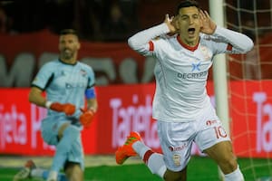 Dos bombazos de penal y un dato revelador: Huracán sube con el Riquelme del Globo (y el Topo Gigio)