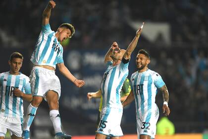 Cristaldo y Lisandro López: la felicidad del gol