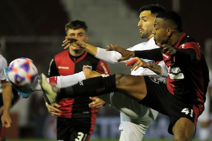 Cristaldo y Willer Ditta ponen todo en busca de la pelota.