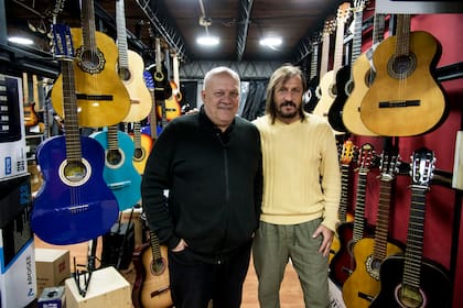 Cristian (63) y José Carlos (57), dos de los cuatro hermanos De Oliveira que actualmente continúan con el negocio familiar, transformado en un local de venta de instrumentos musicales