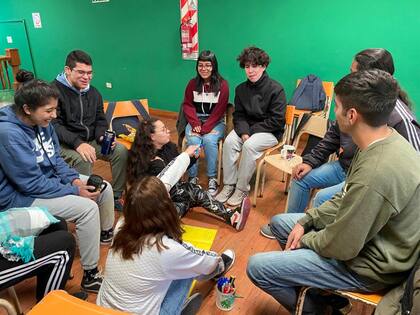 Cristian (arriba a la izquierda, con un vaso en la mano) y Iara (campera violeta) junto a otros compañeros de su escuela, en Ensenada