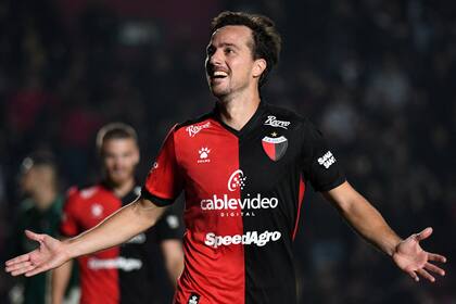 Cristian Bernardi celebra su gol, el segundo del Sabalero