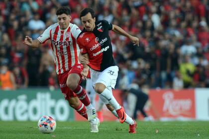 Cristian Bernardi intenta progresar en un ataque de Colón: fue 0-0 en Santa Fe