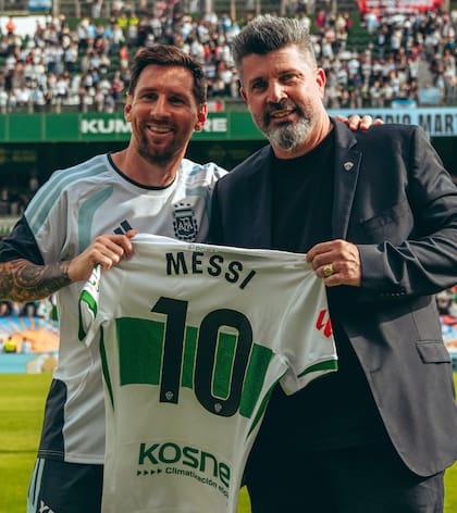 Cristian Bragarnik, dueño del club, le obsequió a Messi una camiseta del Elche con el número 10