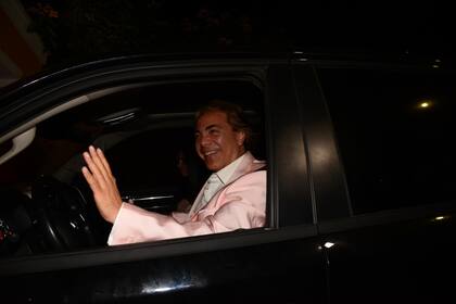 Cristian Castro llegó muy elegante con un saco rosa, y acompañado de su pareja, Mariela Sánchez: “Tenemos algo muy específico, muy especial, pensando siempre en ella y que quede para siempre. Fue idea de Mariela, que es increíble"