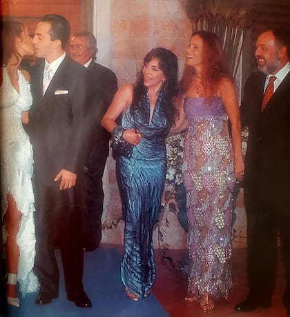 Cristian Castro y Gabriela Bo, a los besos, rodeados de sus seres queridos: más de 100 custodios fueron contratados para la seguridad del evento